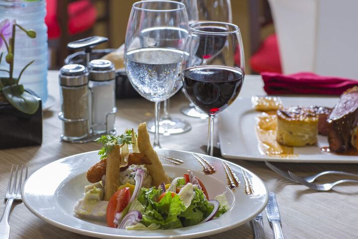 Dining 40 of 76