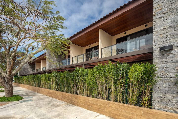 Hotel Exterior 111 of 120