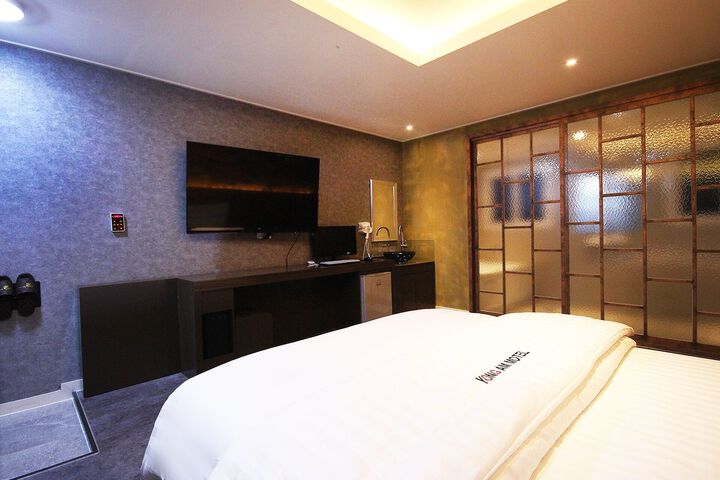 Room 7 of 13