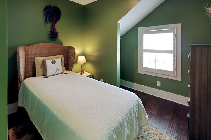Room 12 of 38