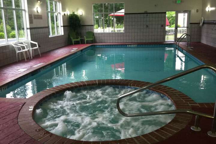Indoor spa tub