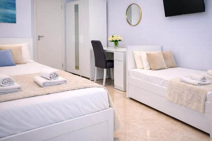 Room 2 of 27