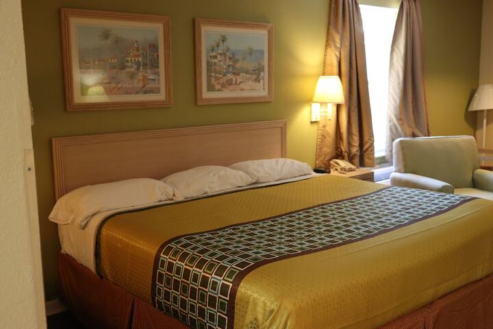 Deluxe King Bed (23 of 33)