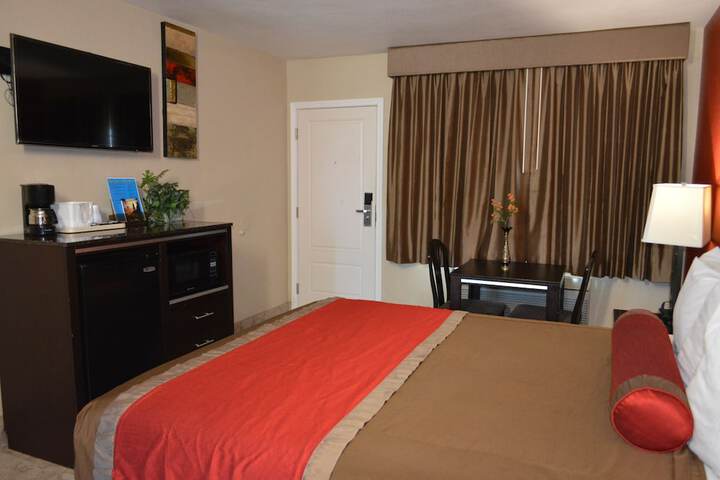 1 King Bed (17 of 18)