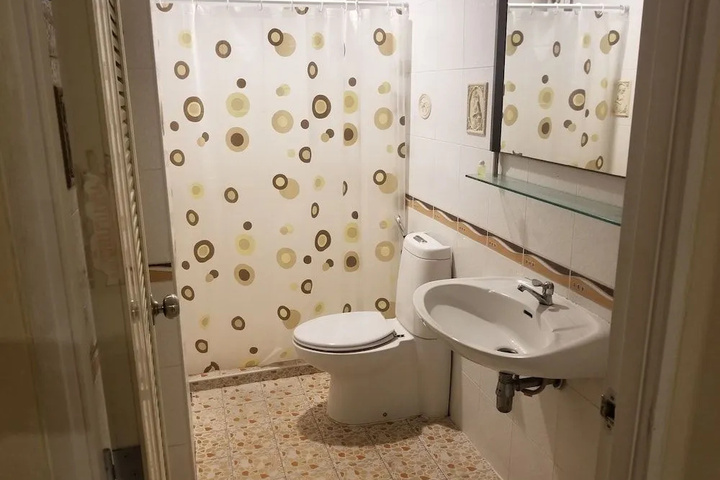 Room 9 of 11