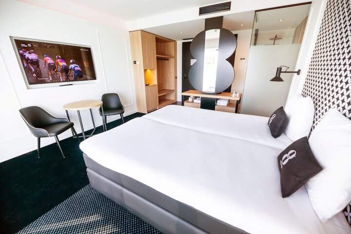 Room 9 of 18