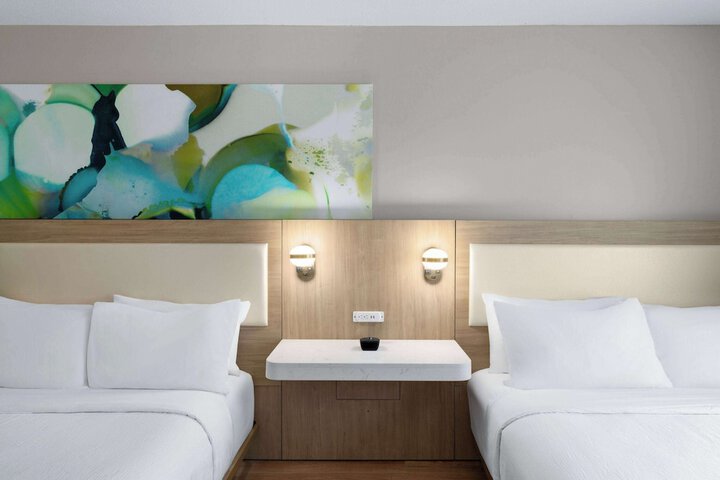 2 Queen Beds (9 of 10)