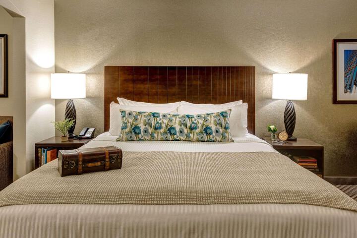 1 King Bed (2 of 27)