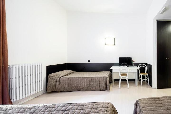 Room 12 of 80