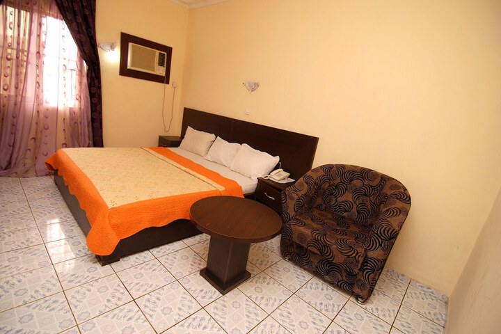 Room 16 of 40
