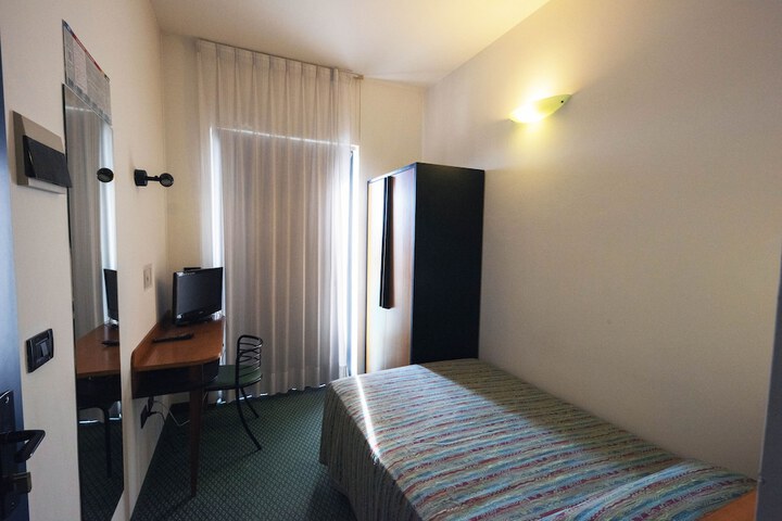 Room 3 of 39