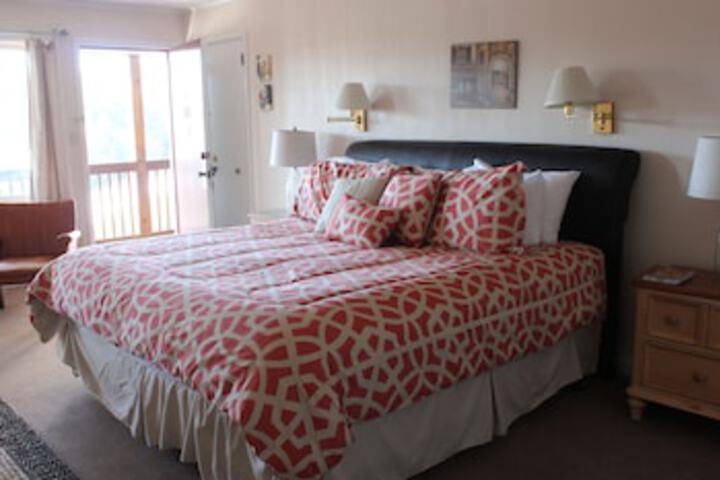 Room 106 of 243