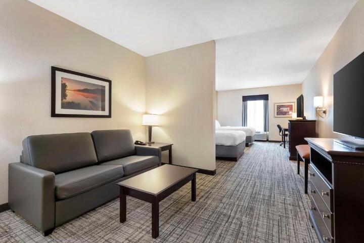 2 Queen Beds High Speed Internet Accessible Microwave and Refrigerator Flat Screen Television Desk Full Breakfast (3 of 10)