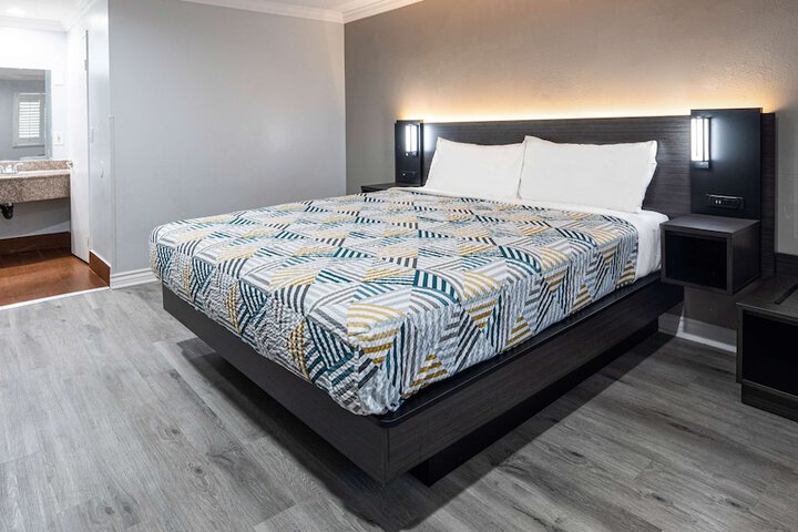 1 King Bed (12 of 12)