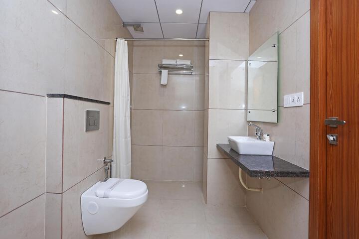 Capital O 10148 Hotel Paras Royale by Arn Group
