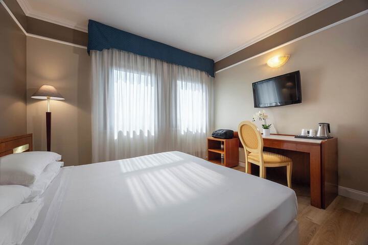 Room 6 of 42