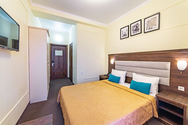 Room 16 of 43