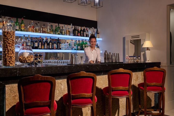 Lounge 72 of 83