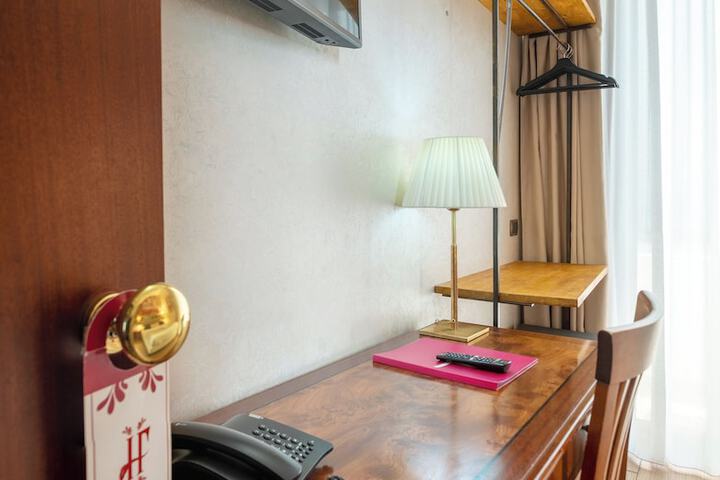 Room 28 of 49