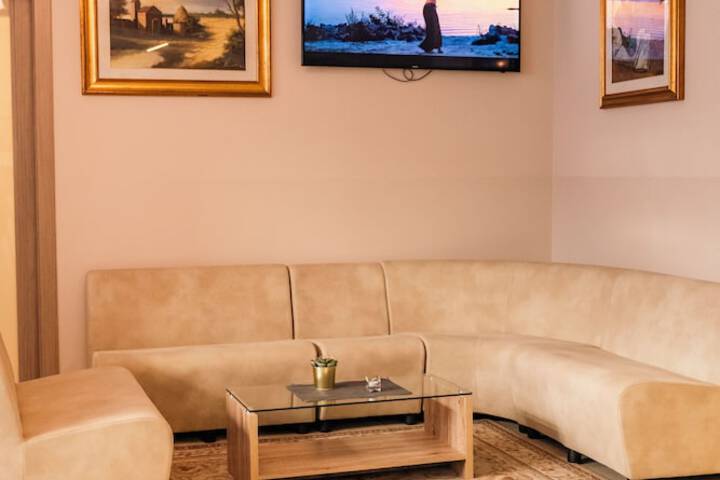 Lounge 87 of 94