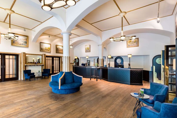 Entrance & Lobby