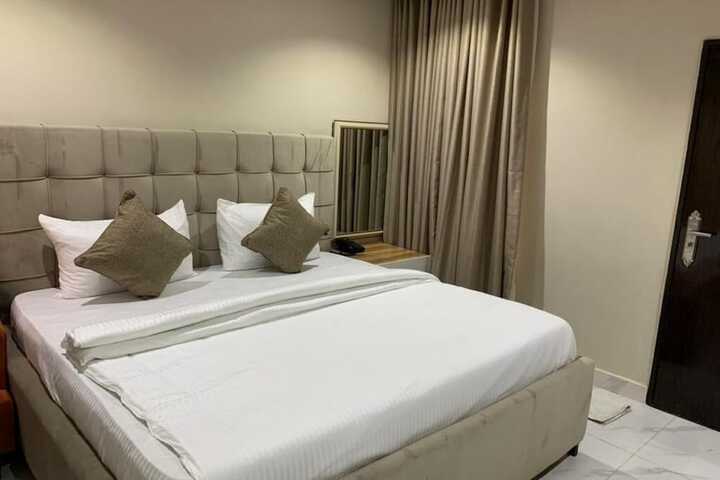 Room 8 of 12