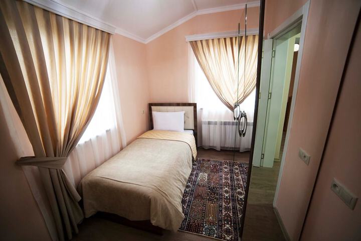 Room 6 of 63