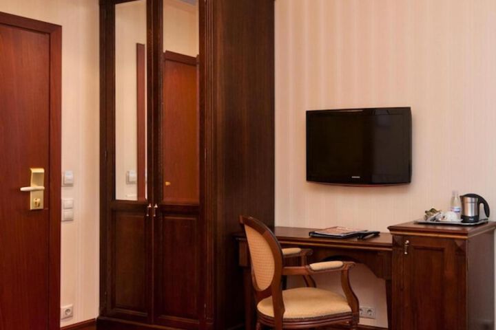 Room 12 of 37
