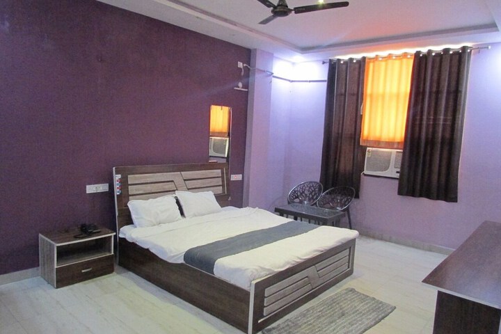 Room 8 of 16