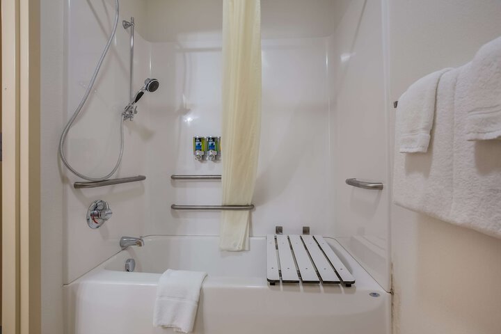 2 Queen Beds Flat Screen Television Microwave and Refrigerator, Continental Breakfast (14 of 18)