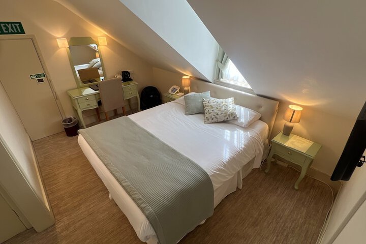 Room 25 of 47