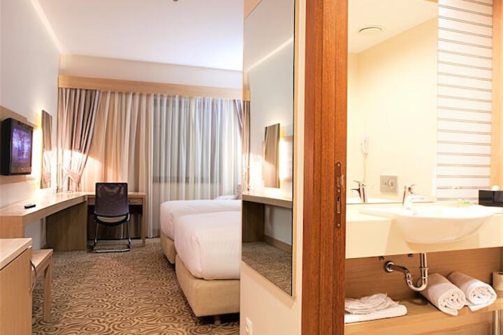 Room 12 of 36