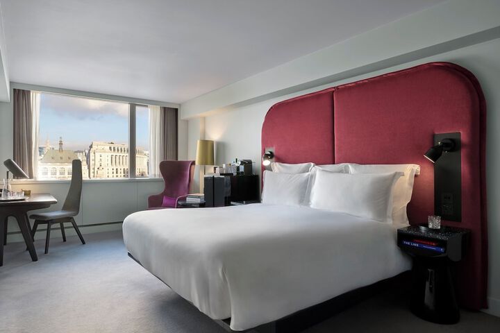 Room 53 of 233