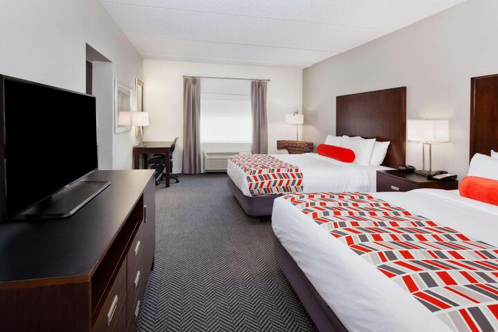 2 Queen Beds (3 of 4)