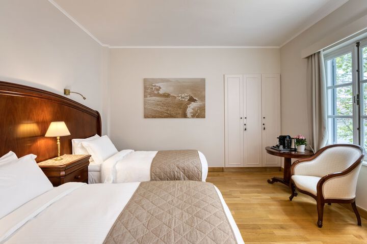 Room 42 of 85