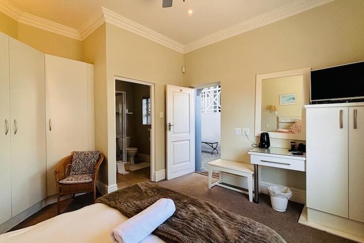 Room 3 of 86