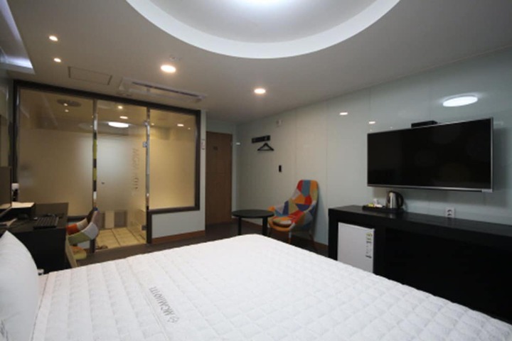 Room 13 of 43
