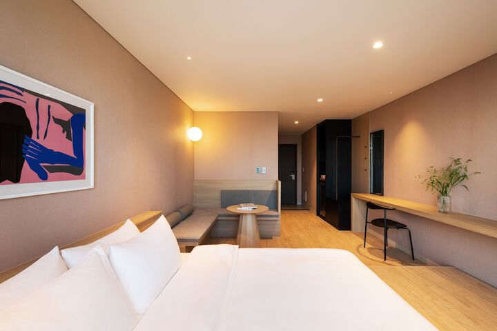 Room 13 of 98
