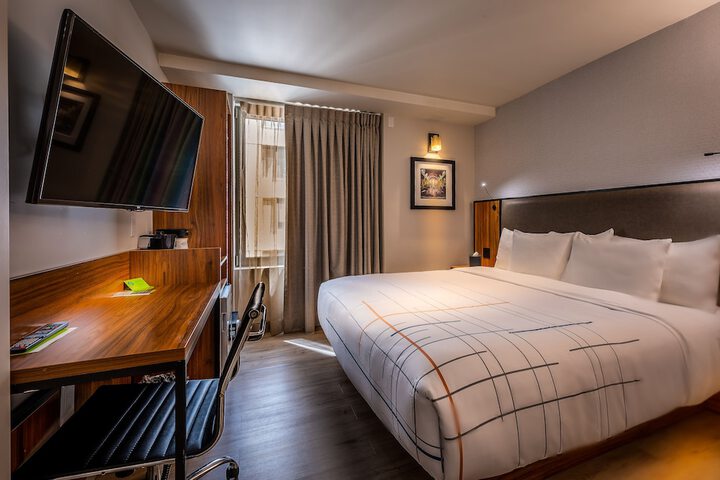 1 King Bed (8 of 22)