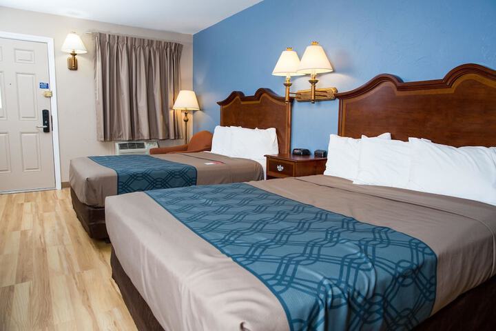 2 Queen Beds (1 of 16)