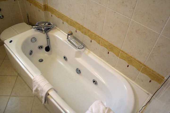 Jetted tub