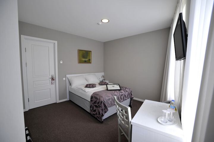Room 7 of 42
