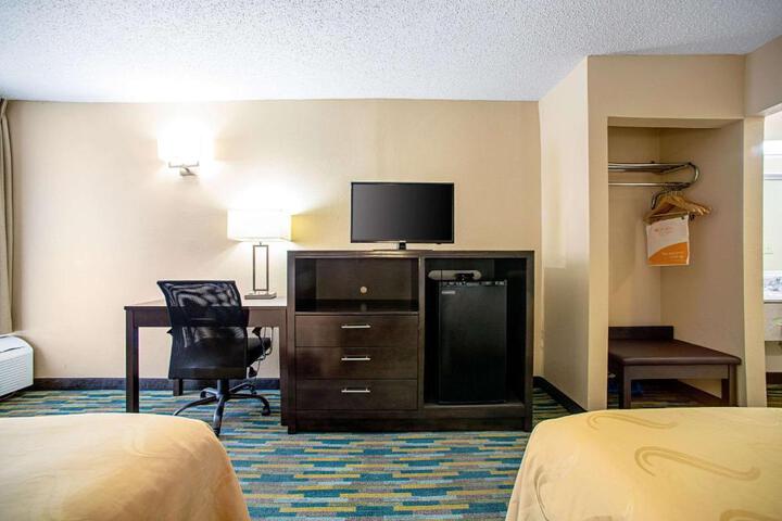 1 Double Bed (2 of 6)