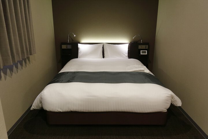 Room 12 of 103