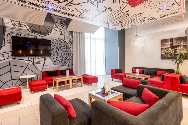 Lounge 105 of 143