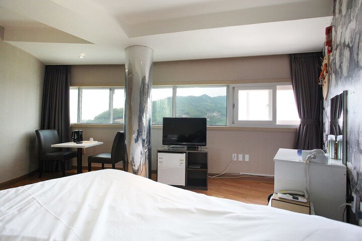 Room 6 of 62