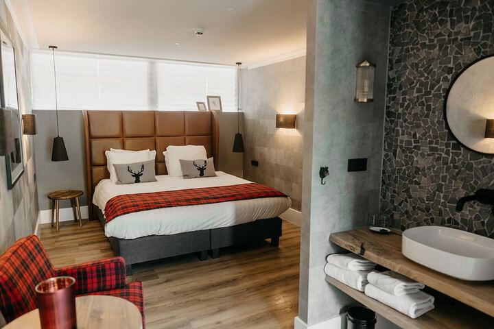 Room 10 of 93