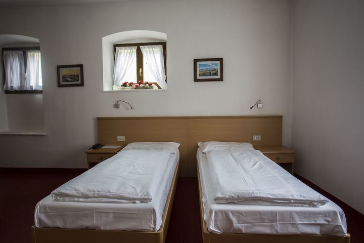 Room 4 of 42