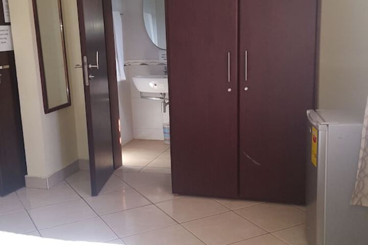 Room 13 of 32
