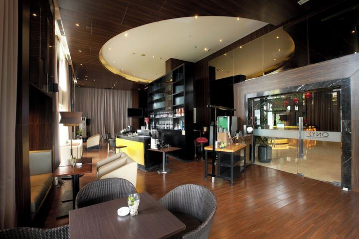 Lounge 25 of 60